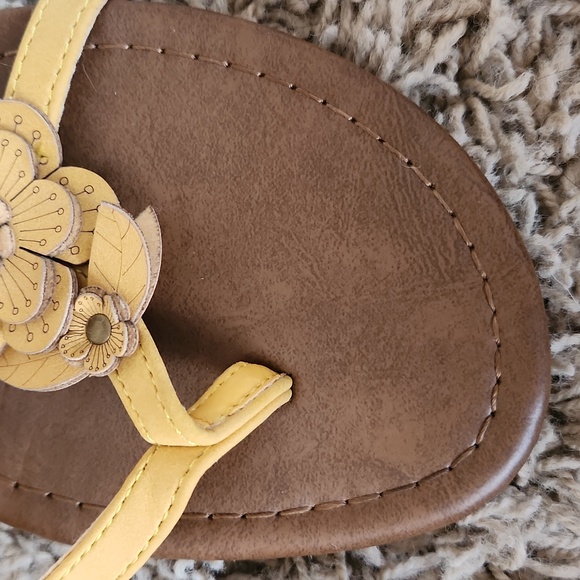 Womans Madeline yellow floral  sandal size 8 - Picture 9 of 10